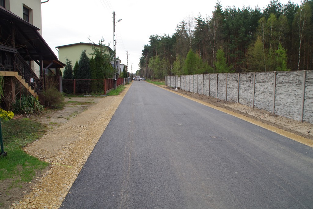 fotografia ulicy Jaworowej w Kaletach po realizacji inwestycji, nawierzchnia asfaltowa