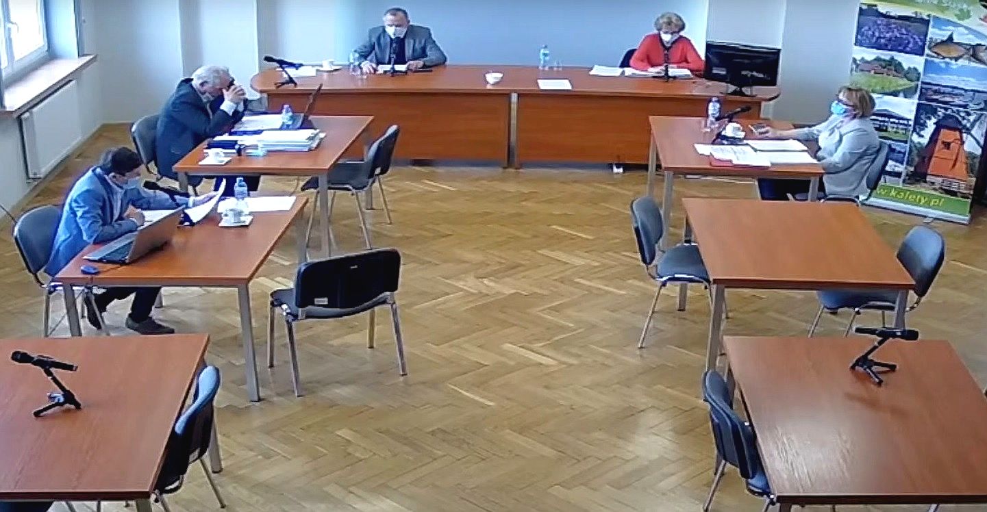 widok sali posiedzeń w trakcie obrad Rady Miejskiej w Kaletach