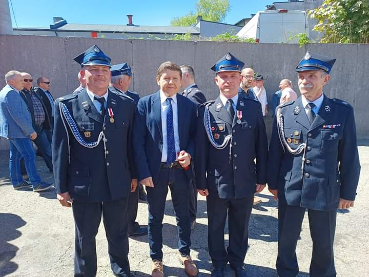 Fotografia przedstawia burmistrza Kalety z odznaczonymi strażakami