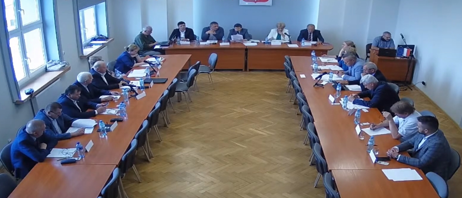 widok sali posiedzeń Urzędu Miejskiego w Kaletach podczas obrad sesji Rady Miejskiej w Kaletach