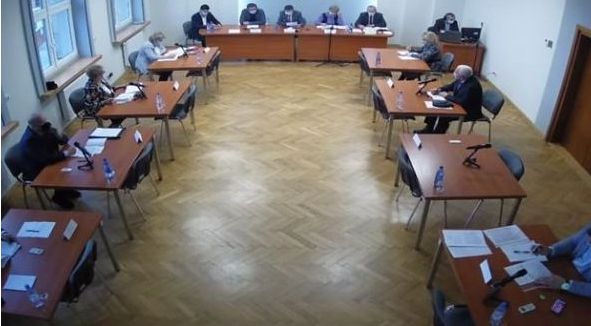 widok sali posiedzeń Urzędu Miejskiego w Kaletach oraz uczestników podczas XXX Sesji Radu Miejskiej w Kaletach
